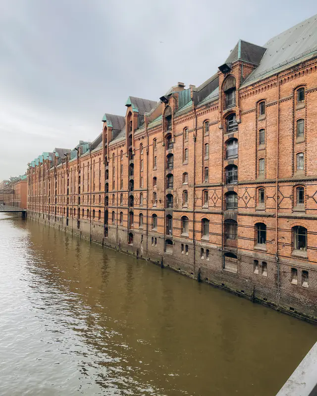 Speicherstadt in Hamburg, Backsteinlager an einem Kanal
