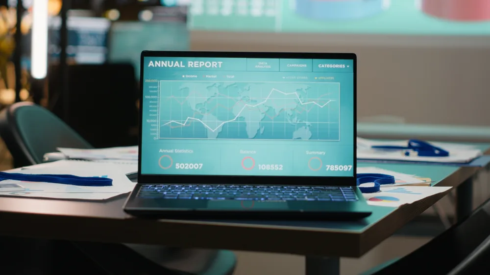 Notebook mit Datenauswertung in einem dunklen Büro
