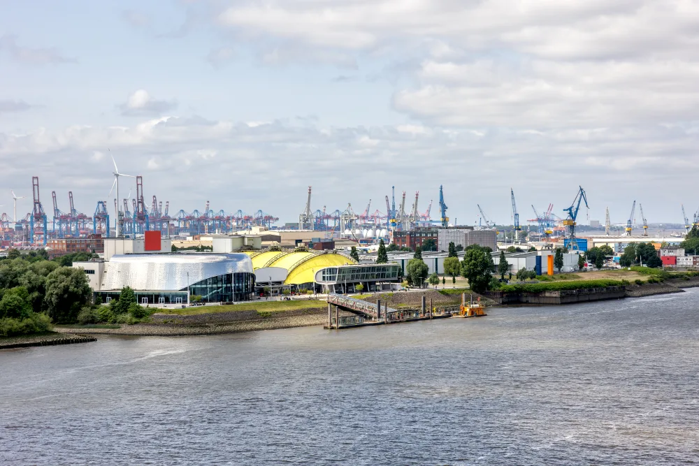 Hamburger Hafenpanorama mit Containerbrücken am Wasser