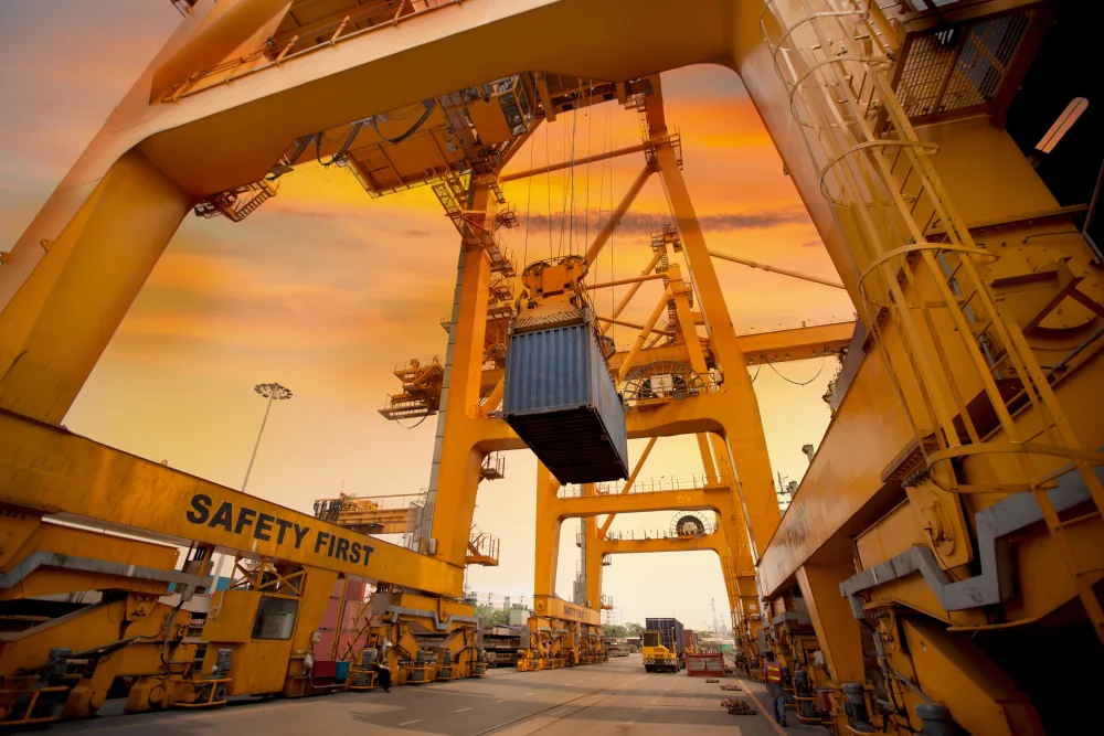 Blick in die Stahlkonstruktion eines Containerkrans